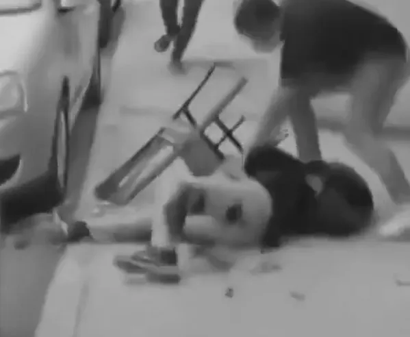 土耳其1名16歲少年持步槍攻擊警局，案發後少年倒在地上。（圖／翻攝自社群平台X）