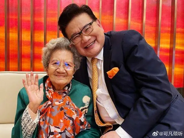 主持人曹可凡發文悼念陳奇。（圖／翻攝自微博）
