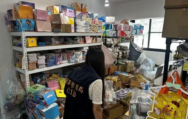 刑事局查扣7萬多件仿冒商品。（圖／翻攝畫面）