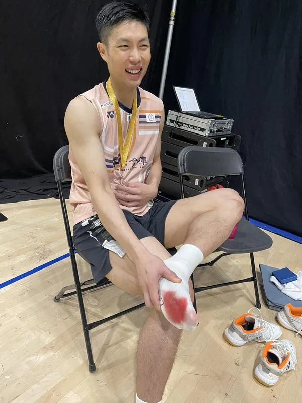 現年35歲的台灣羽球一哥周天成，12日在BWF北極羽球公開賽男單決賽，強忍腳底流血痛楚，以2比1擊敗泰國昆拉武特，完成2連霸。（圖／高敏珊提供）