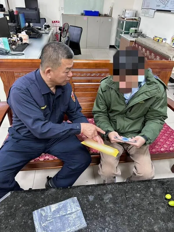 吳姓男子（右）日前到台中市烏日林新醫院就診，在院內大廳遺落新台幣2萬元現金，經院內人員發現送到警察局，警方調閱監視器查出失主，成功通知領回。（圖／翻攝照片）