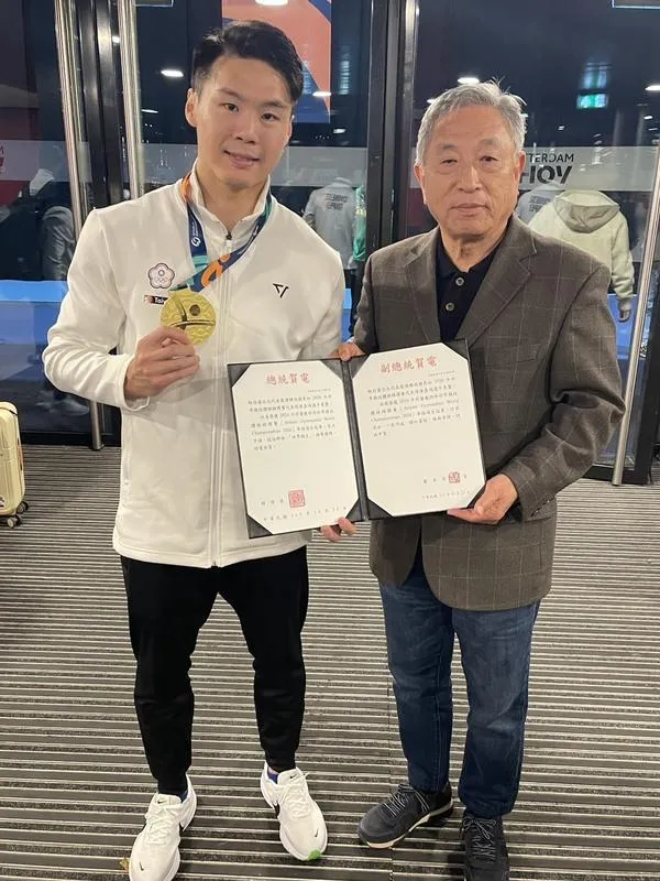 男子單槓選手唐嘉鴻(左)在第54屆世界體操錦標賽奪金,駐荷蘭代表田中光(右)代轉總統賴清德及副總統蕭美琴賀電。(圖/駐荷蘭代表處提供)