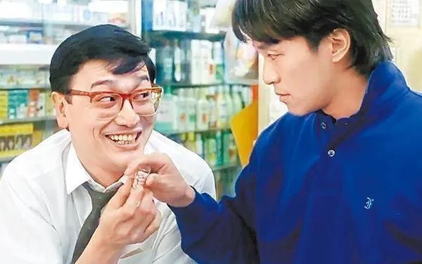 曹查理（左）憑藉客串《整蠱專家》廣為人知。（圖／翻攝自微博）