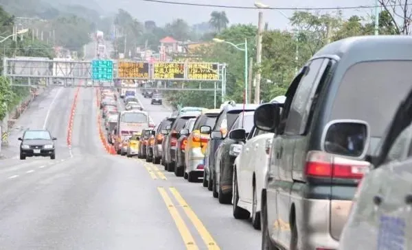 交通部公路局預估5日早上迎來蘇花路廊北返車潮高峰，可能持續11小時。（示意圖／中天新聞）