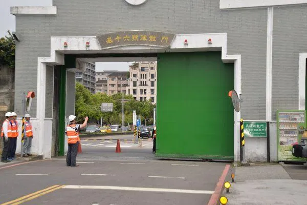 巴威颱風風雨將至，台北市的疏散門、越堤坡道10日下午4時起陸續關閉。（示意圖／台北市水利處提供）