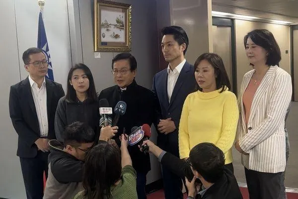 蔣萬安與北市5藍委羅智強、徐巧芯、賴士葆、李彥秀、王鴻薇。（圖／中天新聞）