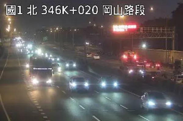 國道1號岡山段19日傍晚5時44分許發生4車追撞車禍，占用中間及內側車道，後方車流至少回堵5公里。（圖／翻攝自高速公路1968）