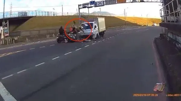 小貨車撞擊機車瞬間，騎士騰空飛起 。（圖／翻攝臉書我是蘆洲人）