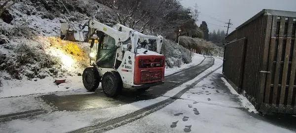 園區出動鏟雪破冰車，清理路面結冰。（圖／太平山莊提供）
