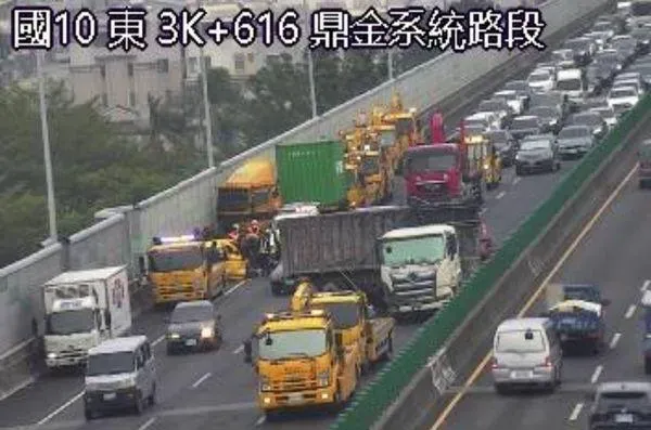 國道10號西向3.8公里發生小客車、小貨車、貨櫃車與聯結車追撞交通事故。(圖/翻攝自高速公路1968)