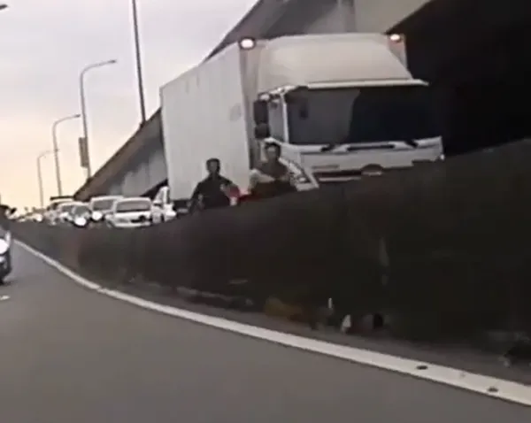 台74線快速道路匝道口傳出警匪追逐驚險事件。（圖／翻攝畫面）
