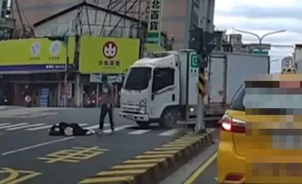 成功路只有余小妹出事的路口進行調整,其他路口都還是一樣。(圖/翻攝自臉書爆廢公社)