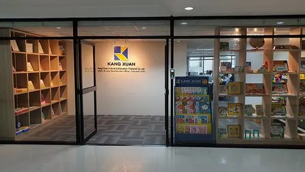 康軒出版社近期因將「乞丐超人時刻表」編入小學數學教材，引發爭議。（圖／翻攝畫面）