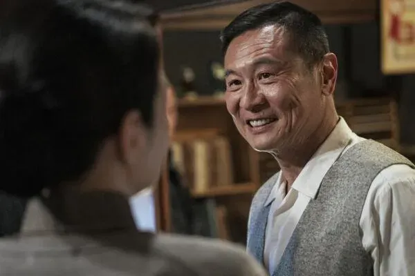 張世(右)對於1960年代的故事相當有感。(圖/伯樂影業提供)