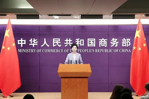 陸商務部發言人何詠前主持例行記者會。(資料照/翻攝大陸商務部)