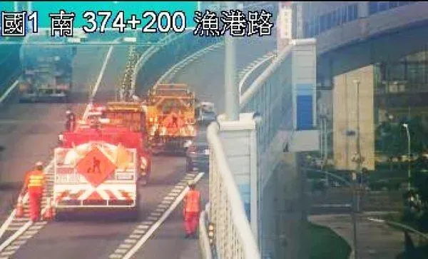 高公局南分局、國道公路警察已在現場進行事故車輛及散落物處理。（圖／翻攝自1968）