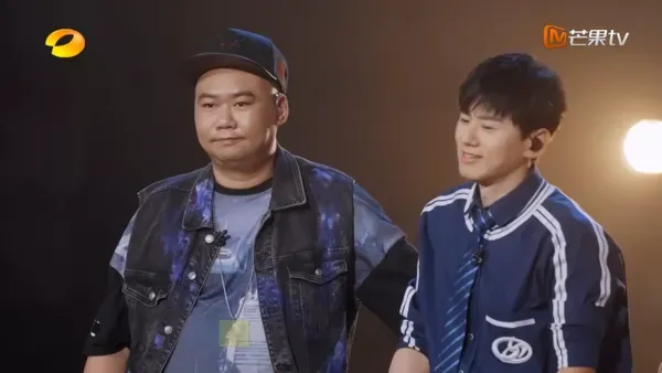 苟偉與張杰共同創作歌曲〈北斗星的愛〉打開知名度。(圖/翻攝自微博)