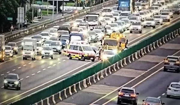 母親節連假前夕，國1北向205K4車追撞釀3傷。（圖／翻攝自國道即時影像）