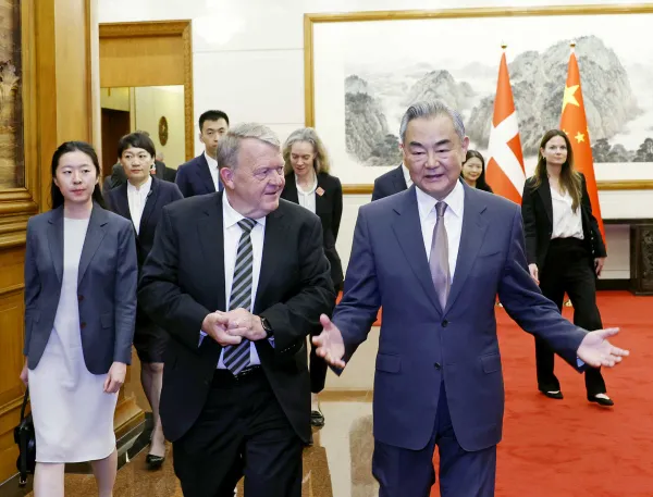 19日，大陸外交部長王毅在北京會見丹麥外交大臣拉斯穆森。（圖／翻攝自大陸外交部官網）