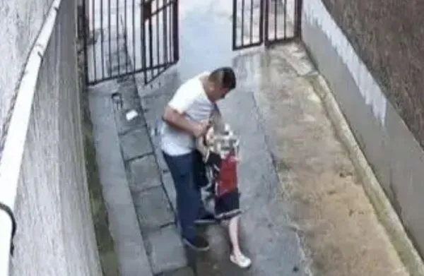陸6歲女童放學遭醉漢強拖進小巷。（圖／翻攝微博）