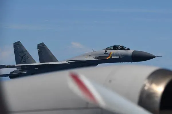 大陸殲-15戰機異常接近日本反潛機。（圖／翻攝日本防衛省官網）