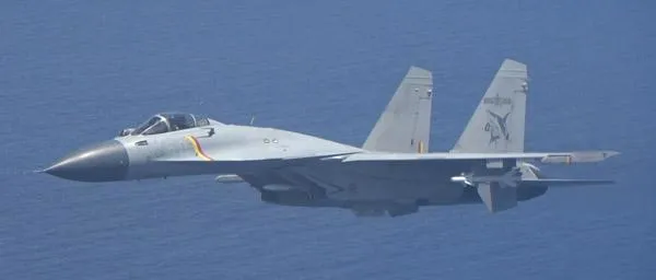 殲-15戰機疑掛載飛彈。（圖／翻攝日本防衛省官網）