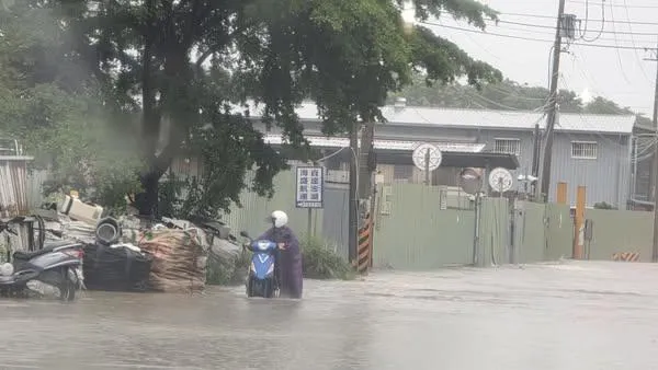 澄觀路路面嚴重積水。（圖／翻攝自{仁武人}※大小事臉書公開社團）