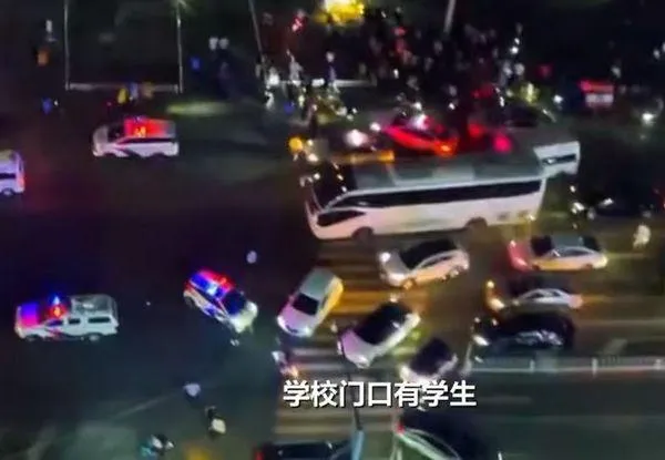 肇事公車失控致2死16傷。（圖／翻攝新京報）