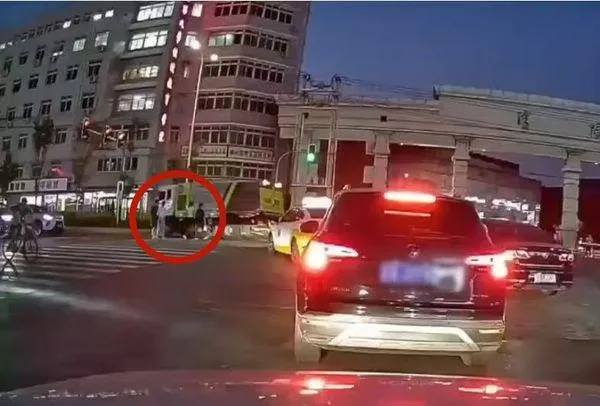 公車為閃避行人暴衝撞上過馬路人群。（圖／翻攝新京報）