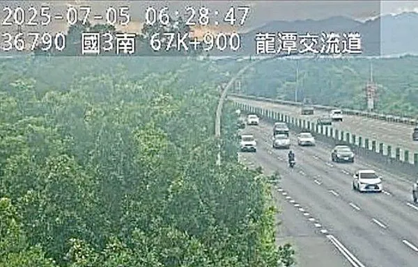 男子騎車逆闖國道17公里,無視警封路狂飆險釀災。(圖/翻攝畫面)