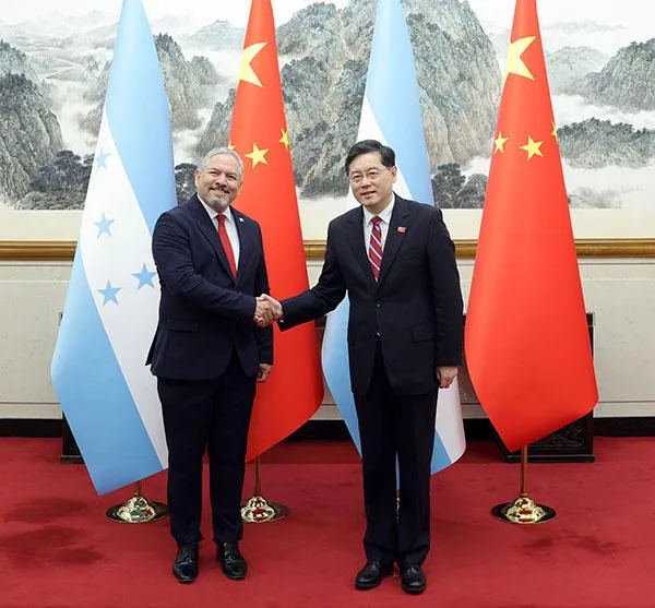 2023年3月,時任大陸外長秦剛與宏國外長雷依納會談並簽署建交公報。(圖/翻攝大陸外交部官網)