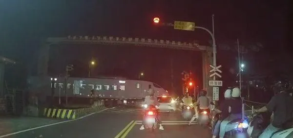 台南永康四維路平交道自小客車闖越，導致新自強號被迫停下。（圖／翻攝自/threads/ adin9119）