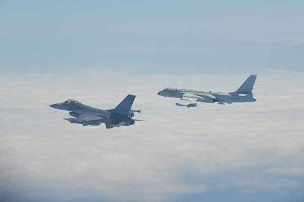 國軍F-16戰機（左）監控伴飛共機。（資料圖／國防部）