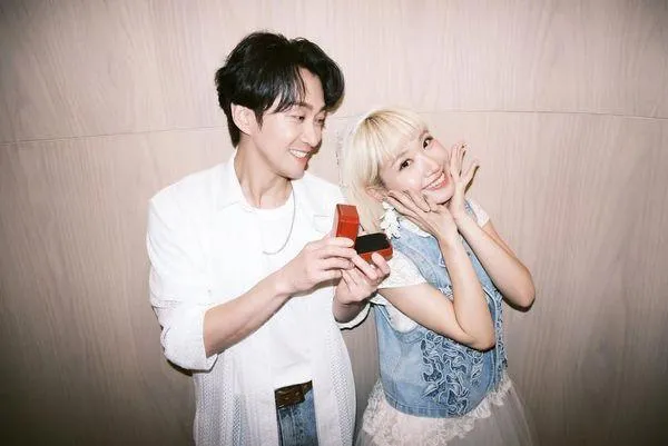 Lulu黃路梓茵宣布即將與搭檔陳漢典結婚。(圖/翻攝Lulu黃路梓茵 臉書)