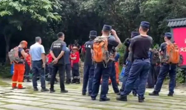 台灣男深圳登山失聯5天尋獲無生命跡象,遺體已運下山。(圖/翻攝自微博)