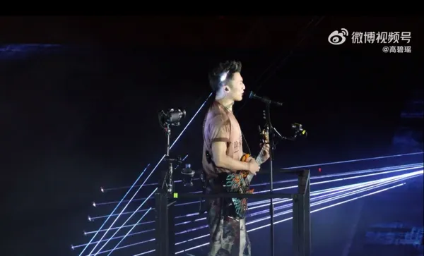 港星謝霆鋒於重慶舉辦巡迴演唱會時，發生舞台雷射光直射頭部的意外事件。（圖／翻攝自微博）
