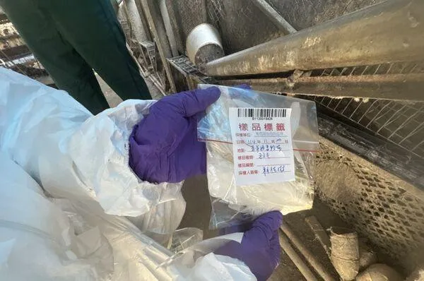此次稽查採集的檢體包括雞蛋、雞隻羽毛、飼料及飲用水等，目的是找出任何可能的污染源。(圖/彰化縣政府)