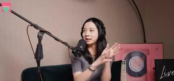 Fumi阿姨上藝人薔薔PODCAST節目《薔栗膠》。（翻攝自YT《薔栗膠》）