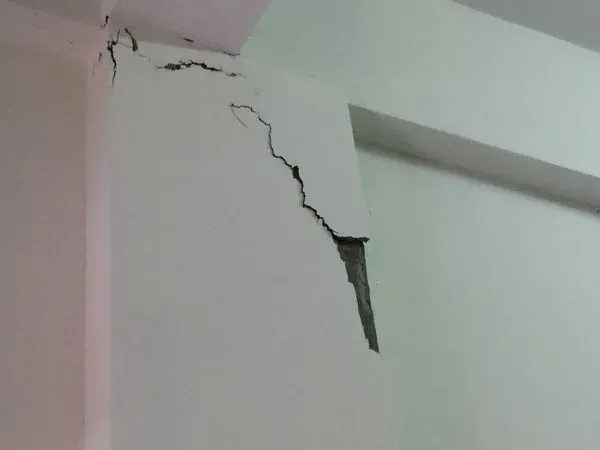 地震過後檢視住家結構柱是否有新增的45度斜裂縫。（圖／戴雲發提供）