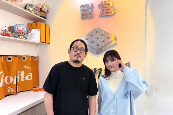 （右）林沁與（左）米其林大廚金度潤，來到台灣知名手工點心店Bonita甜堂，品嚐美食。（圖／首湛創意提供）