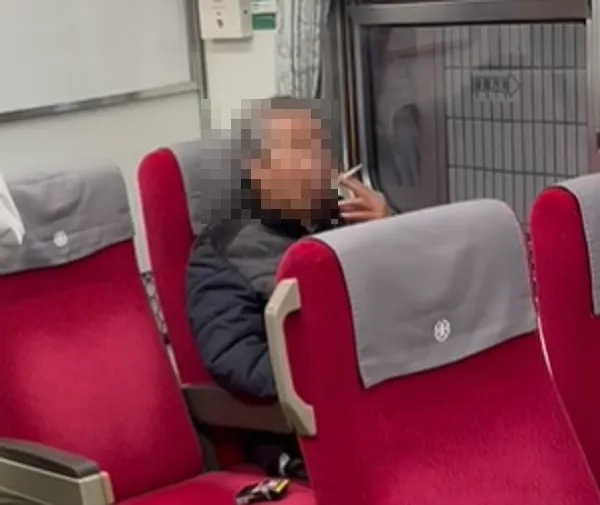 老翁台鐵車廂內抽菸，遭其他人勸阻仍執意繼續抽。（圖／翻攝畫面）