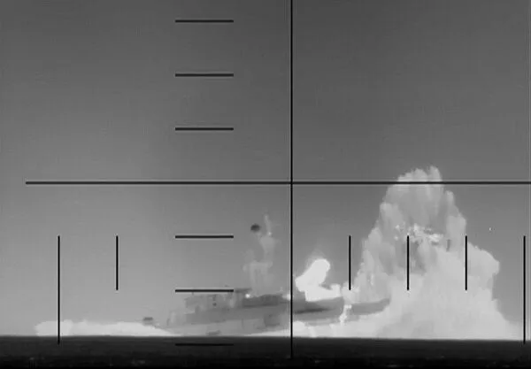 美軍潛艇發射魚雷擊沉伊朗戰艦。（圖／美國戰爭部）