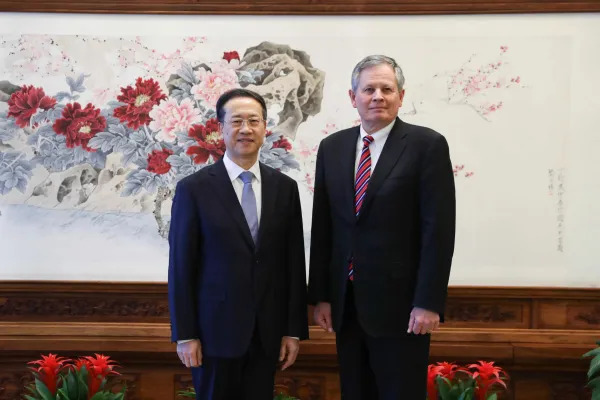 圖為2025年3月,大陸外交部副部长馬朝旭與戴恩斯在北京舉行會談。(圖/翻攝大陸外交部)