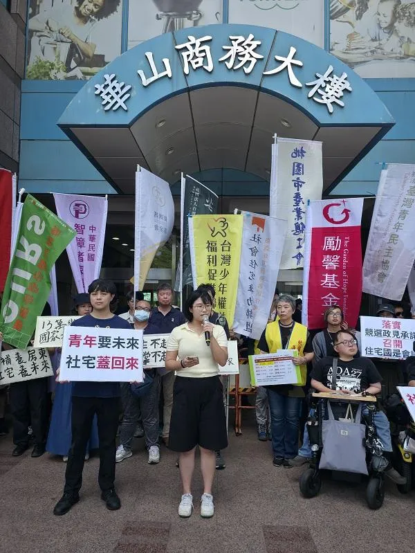 公民團體表達訴求要求社宅蓋回來。（圖／民團提供）