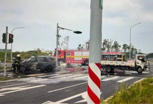 貨車車頭亦嚴重毀損，所幸雙方駕駛皆及時逃出，僅受輕傷。（圖／大園分局提供）