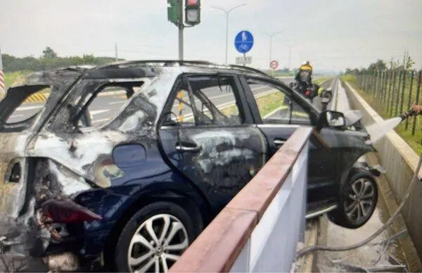 警消獲報後迅速趕抵現場撲滅火勢，休旅車車頭已被燒成廢鐵。（圖／大園分局提供）