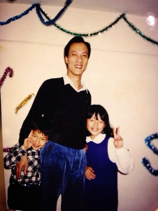 楊祐寧在2日發文悼念父親,並發了兒時與父親的合影。(圖/翻攝自楊祐寧IG)