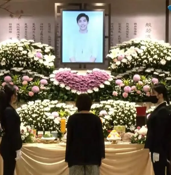 王凱靈堂佈置相當簡約溫馨，如同他的溫暖的性格（圖／翻攝自中天娛樂頻道）。