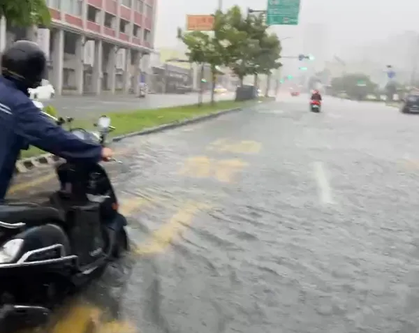 南部地區有豪雨發生。（圖／中天新聞）