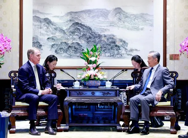 大陸外交部長王毅在北京會見美國駐陸大使龐德偉。（圖／翻攝大陸外交部官網）